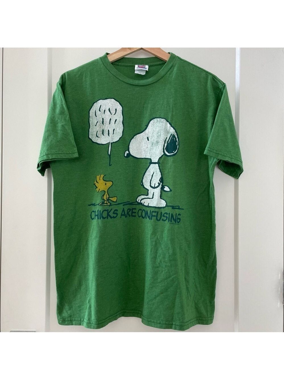 T shirt Green Junk Food Chicks are Confusing Snoopy Woodstock Peanuts Size M